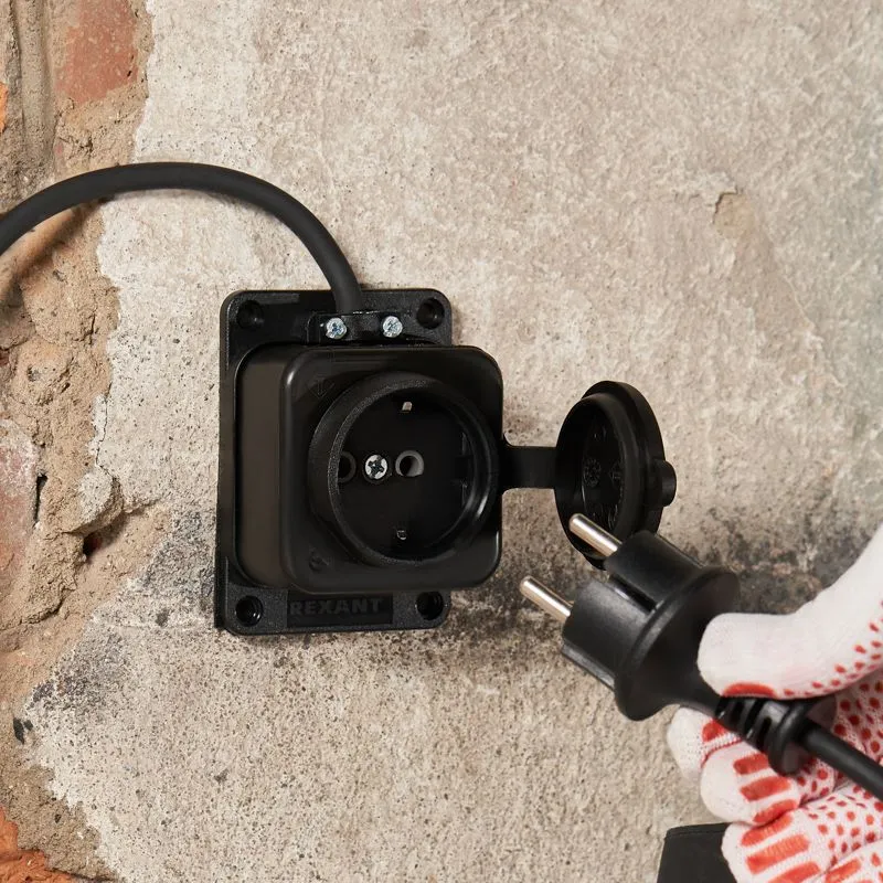 Розетка влагозащищенная с крышкой 1 гнездо, с/з, 16А, IP54, каучук, черная REXANT - Фото 2