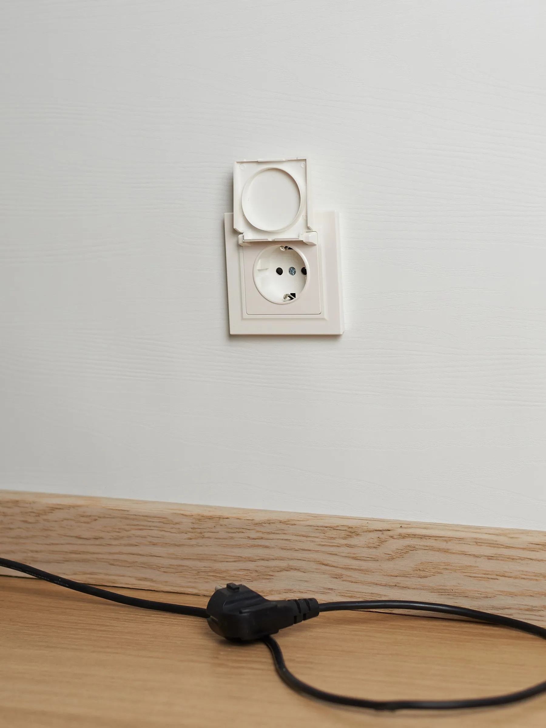 BRITE Розетка 1-местная с заземлением с защитными шторками и крышкой 16А IP20 РСбш10-3-БрЖ жемчуг IEK - Фото 10