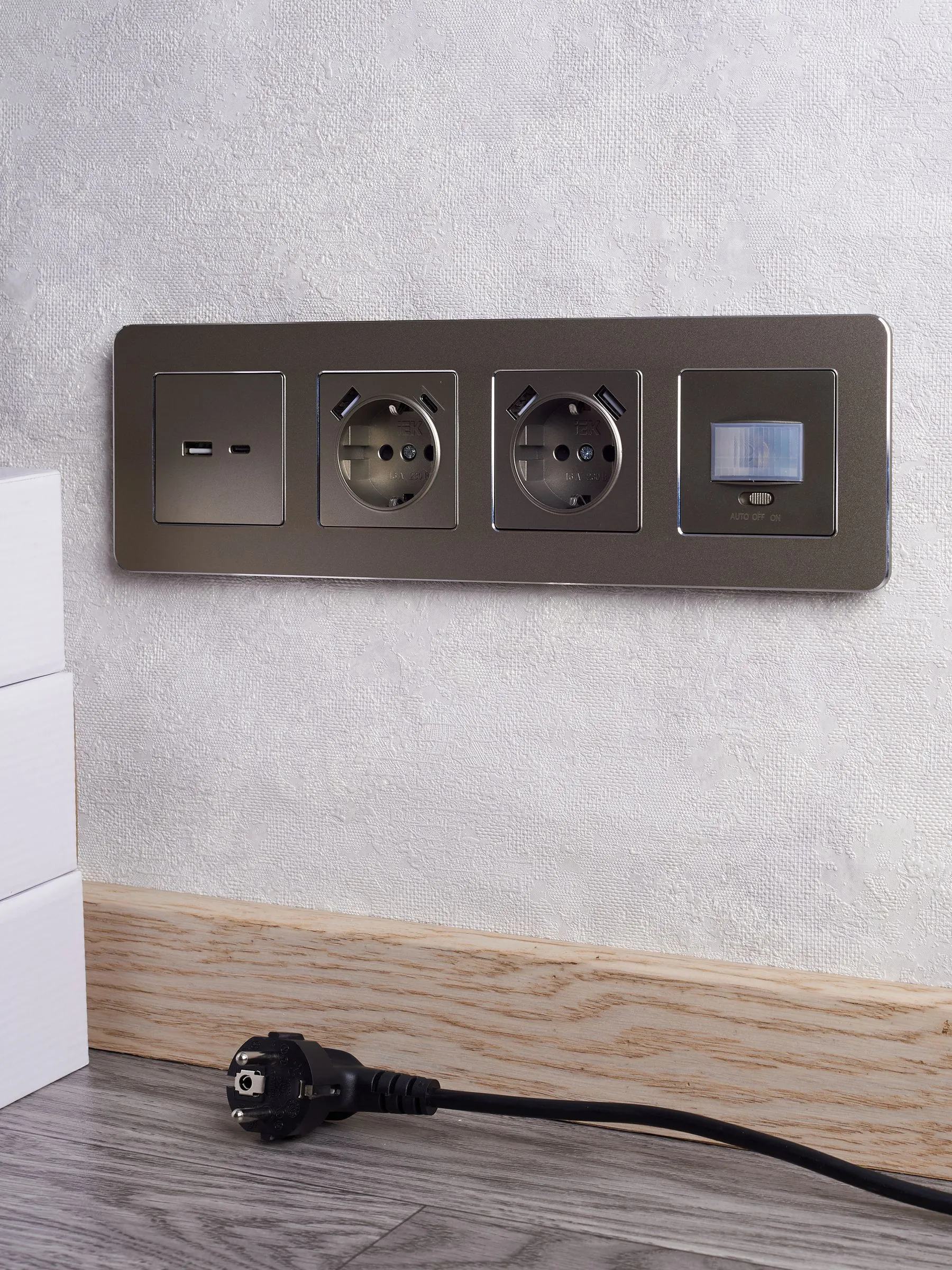 BRITE Розетка 1-местная с заземлением с защитными шторками 16А с USB A+A 5В 2,1А РЮш10-1-БрШ шампань IEK - Фото 2