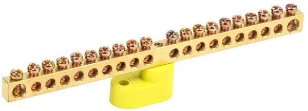 Шина PE "земля" на одном угловом изоляторе ШНИ-6х9-16-У1-Ж IEK