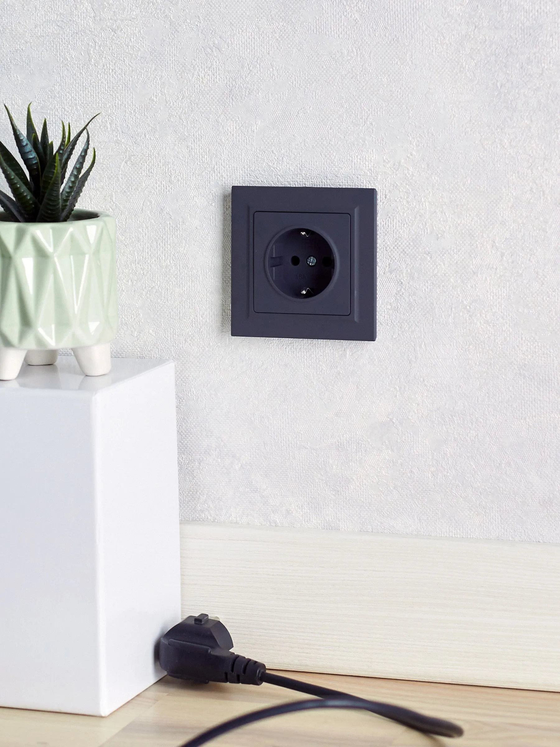 BRITE Розетка 1-местная с заземлением без защитных шторок 16А РС11-1-0-БрГ графит IEK - Фото 8